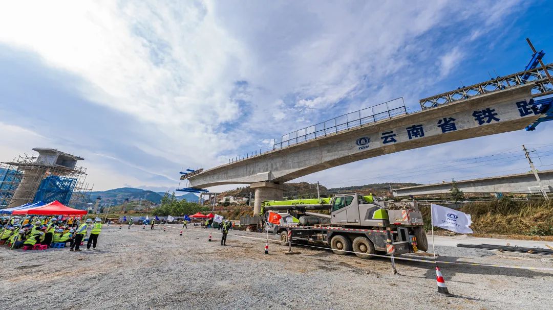 2022-04-13-祥云財(cái)富鐵路專用線茨坪村特大橋20號(hào)墩柱轉(zhuǎn)體成功（1）.jpg