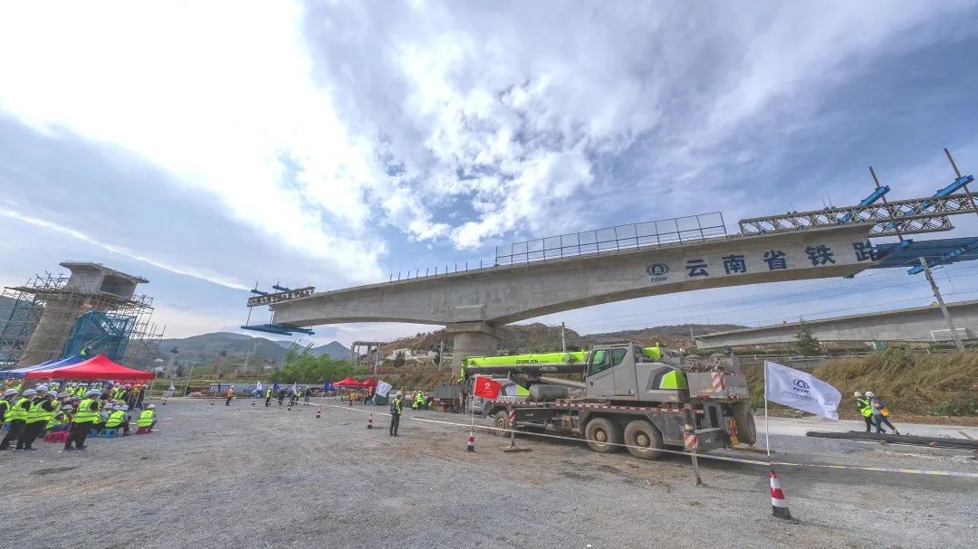 2022-04-13-祥云財(cái)富鐵路專用線茨坪村特大橋20號(hào)墩柱轉(zhuǎn)體成功（3）.jpg
