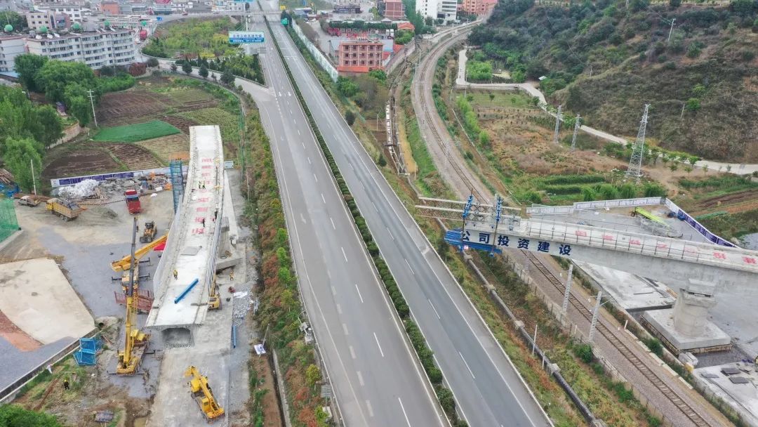 2022-04-18-國內(nèi)首座！祥云財富工業(yè)園區(qū)鐵路專用線茨坪村特大橋轉體成功（21號墩轉體前）.jpg