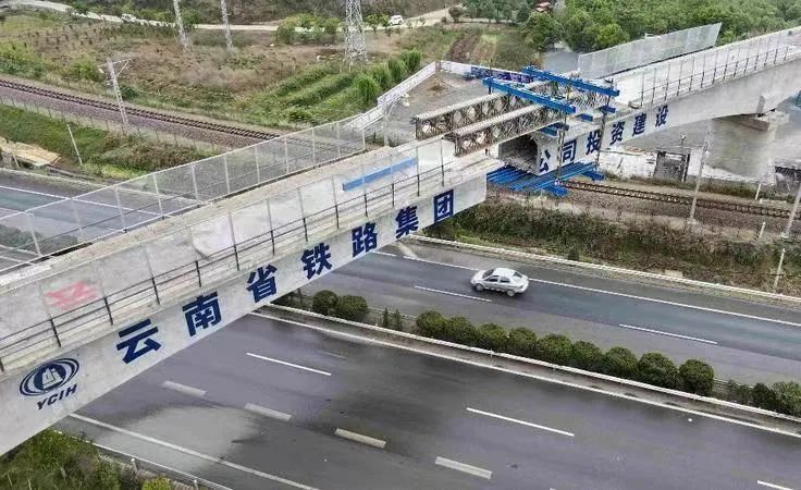 2022-04-18-國內(nèi)首座！祥云財富工業(yè)園區(qū)鐵路專用線茨坪村特大橋轉體成功（21號墩轉體后）.jpg