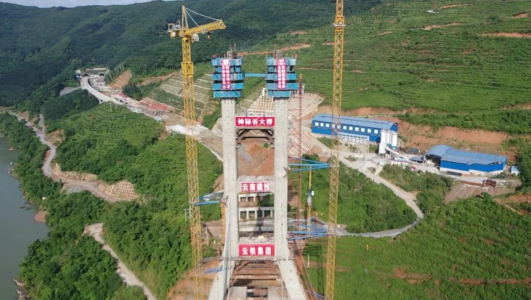 2022-06-04-省內(nèi)最寬混凝土懸澆箱梁結(jié)構(gòu)大橋順利封頂.jpg