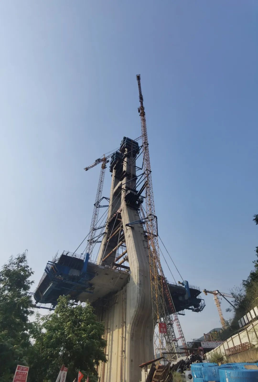 2022-06-04-省內(nèi)最寬混凝土懸澆箱梁結(jié)構(gòu)大橋順利封頂1.jpg