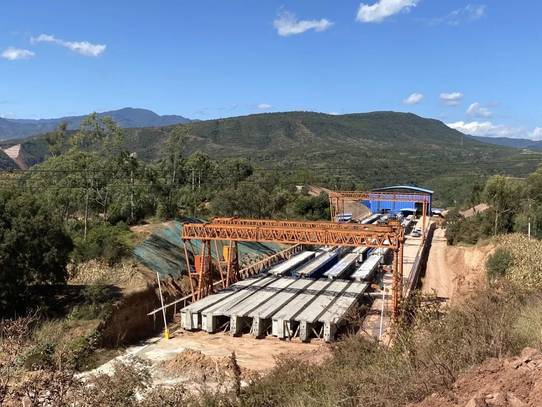 公司永大高速土建二分部標段內(nèi)全線預(yù)制T梁澆筑圓滿完成2.jpg