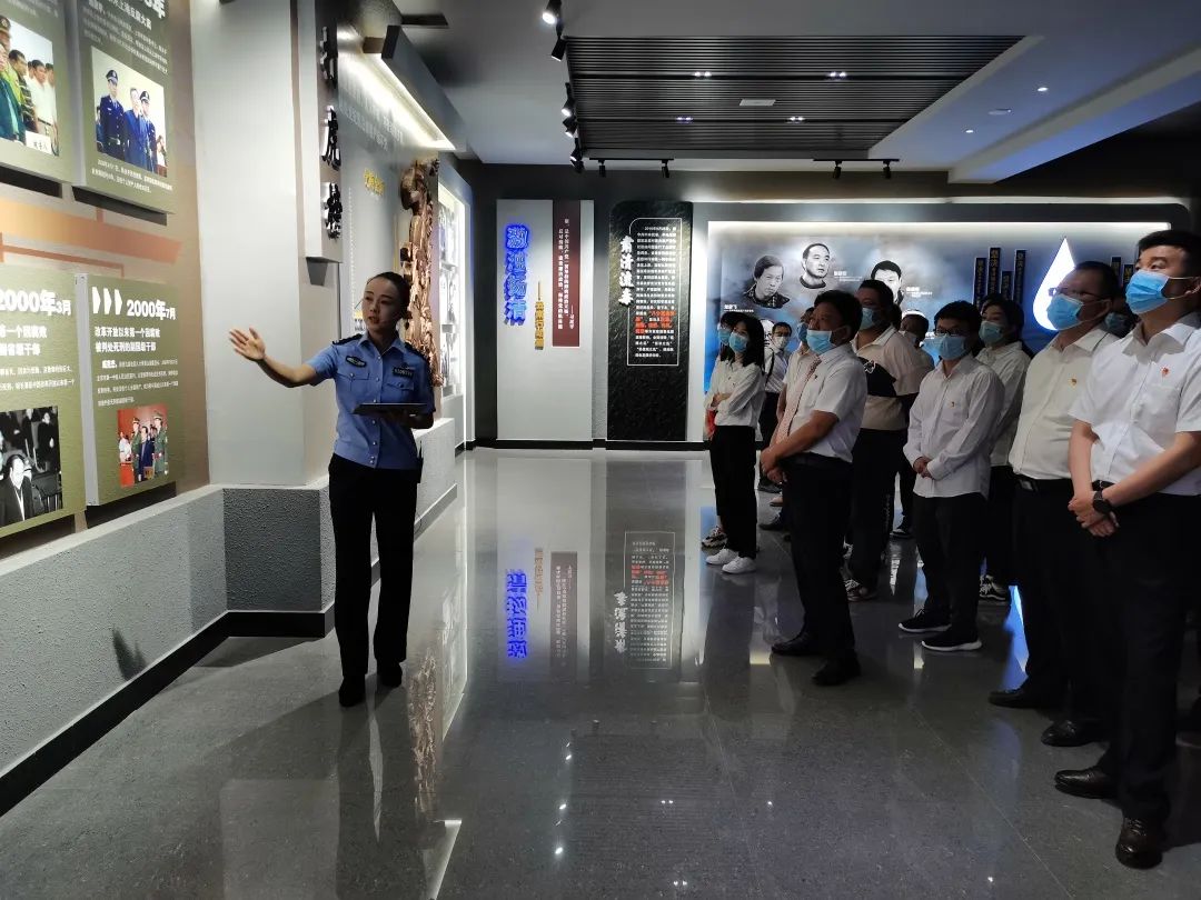 二直管開展“深入開展反腐倡廉教育，持之以恒構(gòu)建‘清廉云鐵’”主題黨日活動暨廉潔教育1.jpg