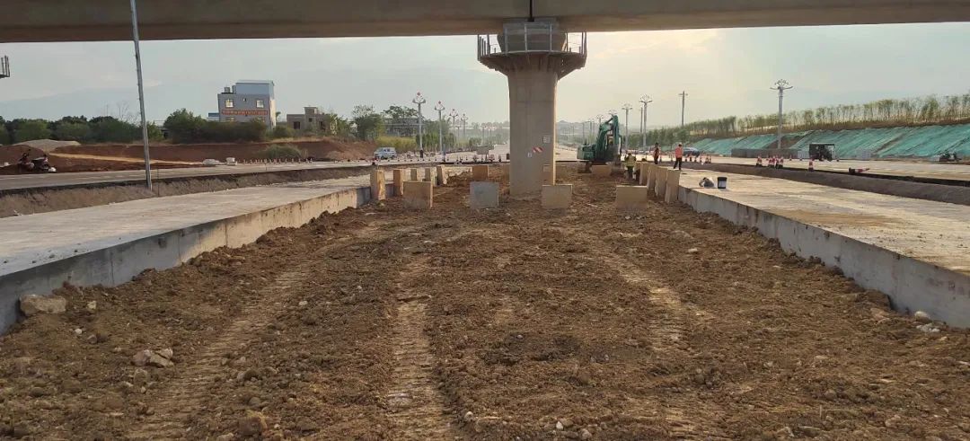 2022-11-15-滇南中心城市群現(xiàn)代有軌電車示范線項目M1支線涉鐵段工程順利完工。.jpg