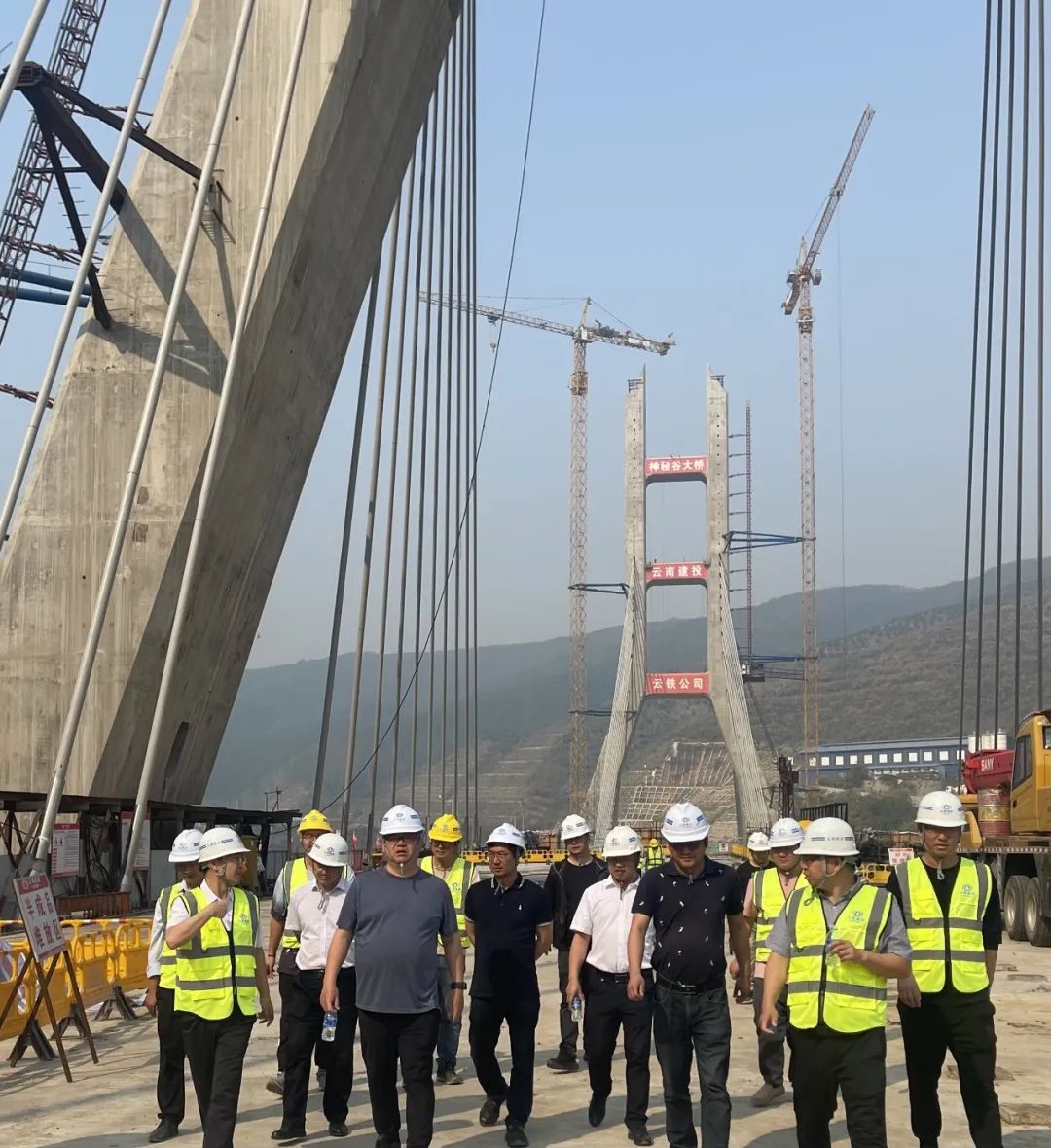 2023-4-2-集團總工程師張輝到景洪神秘谷瀾滄江大橋項目調(diào)研.jpg